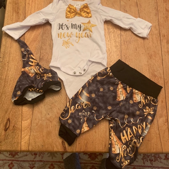 Newborn first Christmas and NYE Outfits - Picture 2 of 2
